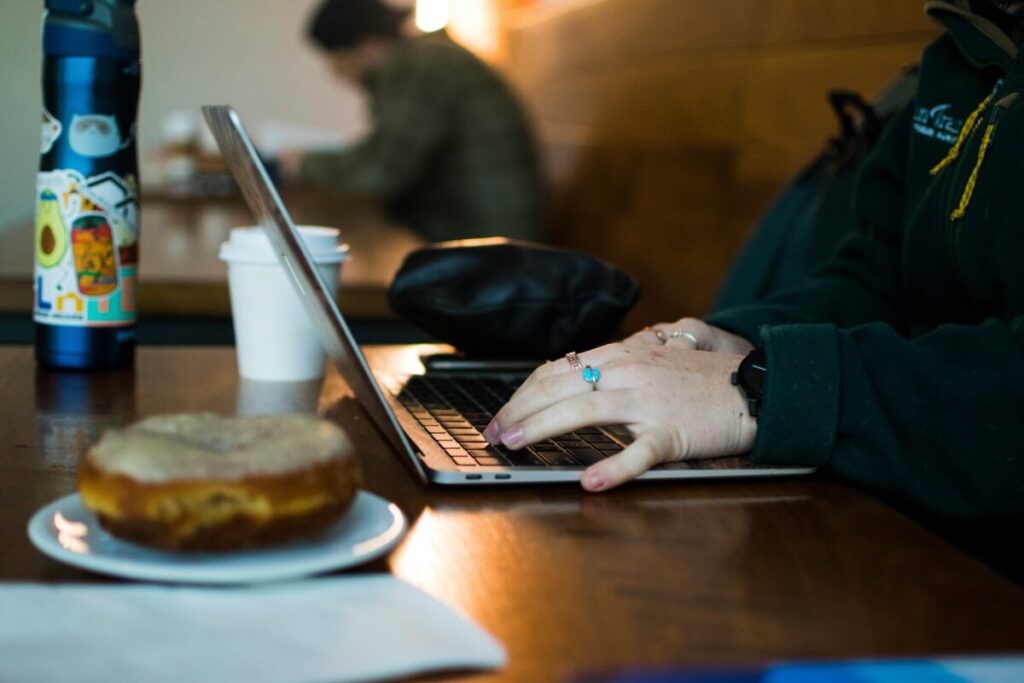This image is a lady working in a coworking space in Tokyo.